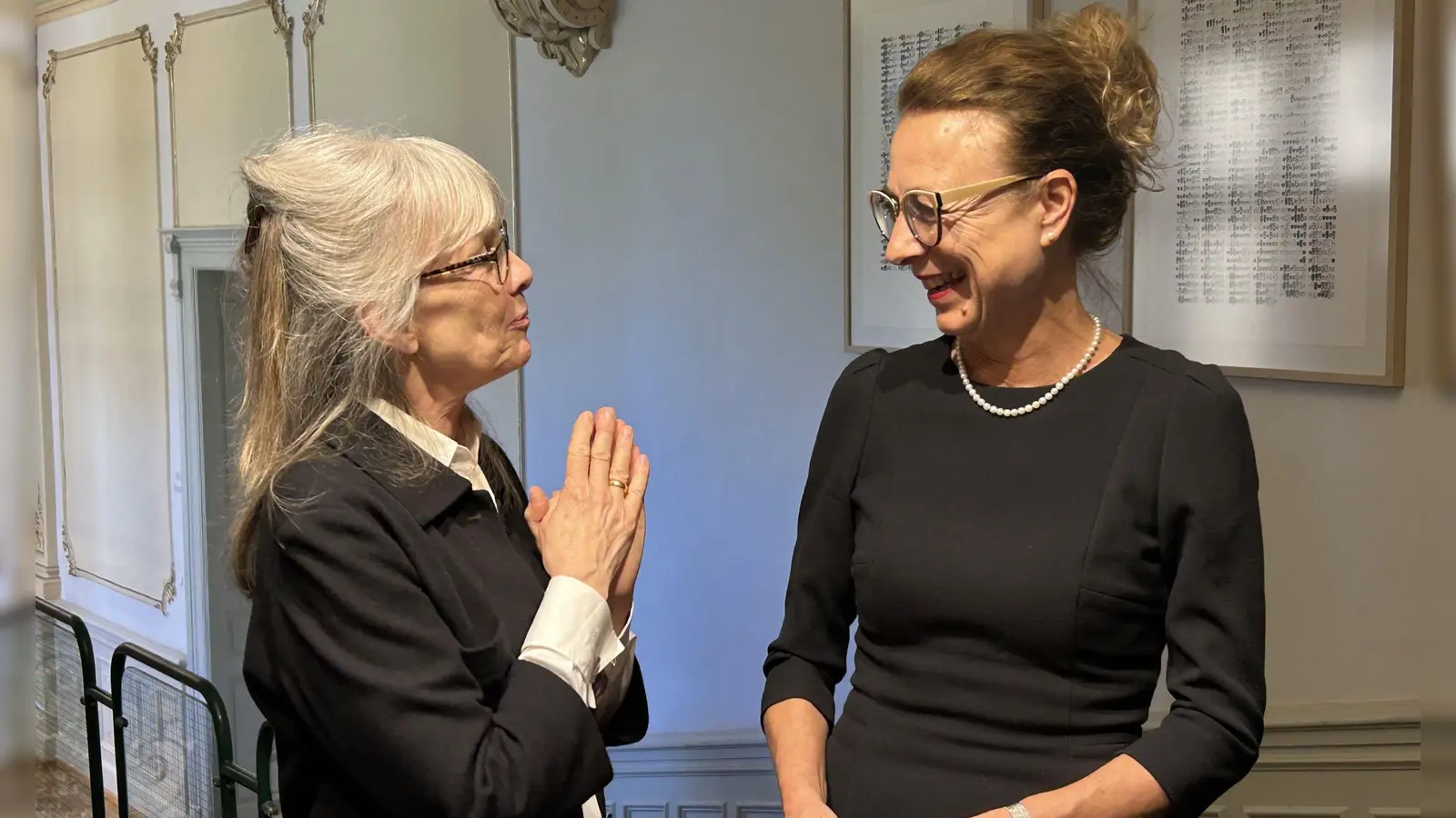 Kuratorin Barbara Bauner (rechts) hat die Ausstellung der Werke von Brigitte Schwacke (links) in die Wege geleitet. (Foto: Nora Heise)