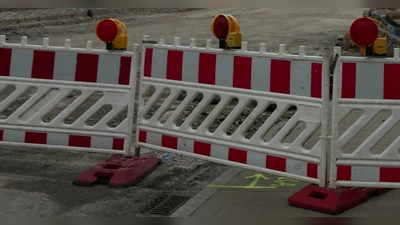 Kein Durchkommen gibt es derzeit an der Brühl-Kreuzung in Dinkelsbühl. Jetzt steht das Asphaltieren der Fahrbahn zwischen Sparkassen-Kreisel und der Baustelle des neuen Brühl-Kreisels bevor. (Foto: Roman Kocholl)