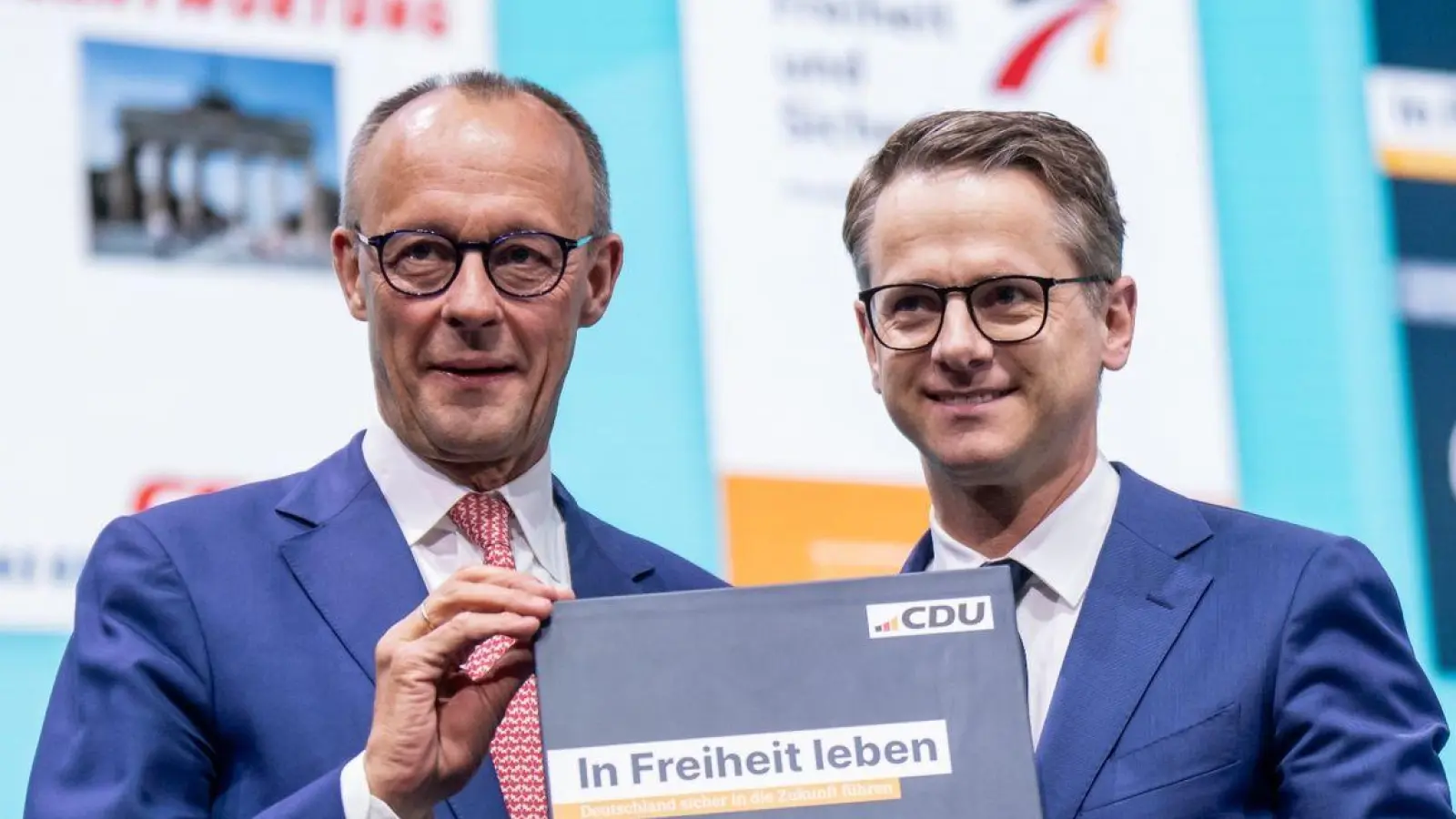 Friedrich Merz (l) und Carsten Linnemann präsentieren das neue Grundsatzprogramm der CDU. (Foto: Michael Kappeler/dpa)