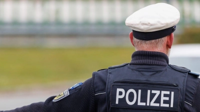 Ein Beamter der Bundespolizei stoppt bei der Kontrolle des Einreiseverkehrs am deutsch-tschechischen Grenzübergang Furth im Wald - Ceska Kubice den Fahrer eines Autos bei der Einreise. (Foto: Daniel Karmann/dpa)