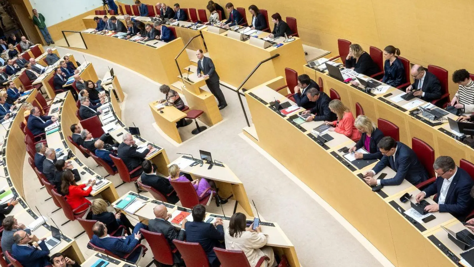 Abgeordnet des des bayerische Landtag nehmen im Plenarsaal des Maximilianeum an einer Sitzung teil. (Foto: Peter Kneffel/dpa/Archivbild)