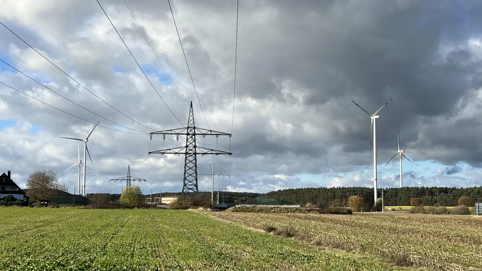Um die Energiewende zu bewältigen und den Strom aus erneuerbaren Energien (im Bild die bereits bestehenden Windparks in Dietenhofen-Neudorf und Neuhof an der Zenn) möglichst verlustfrei ins Netz einzuspeisen, muss die Infrastruktur ausgebaut werden. (Foto: Yvonne Neckermann)