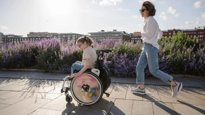 Adaptive Mode soll sich verschiedenen Lebenssituationen anpassen: Dazu gehört auch, dass Kleidungsstücke beim selbstständigen Anschieben eines Rollstuhls nicht stören. (Foto: Ekaterina Yakunina/Westend61/dpa-tmn)