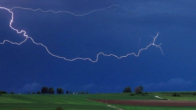 Heftige Gewitter und Starkregen können ab Dienstagnachmittag in Westmittelfranken auftreten. (Symbolbild: Alexander Wolf/dpa)