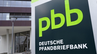 Das Logo der Deutschen Pfandbriefbank  ist an der Firmenzentrale zu sehen. (Foto: Sven Hoppe/dpa)