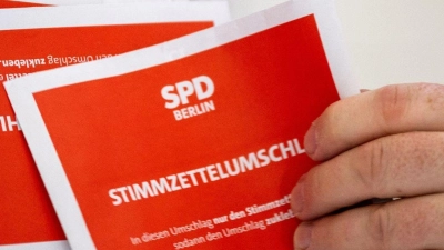 Bei der Stichwahl zum SPD-Parteivorsitz traten Martin Hikel und Nicola Böcker-Giannini gegen Kian Niroomand und Jana Bertels an. (Foto: Monika Skolimowska/dpa)