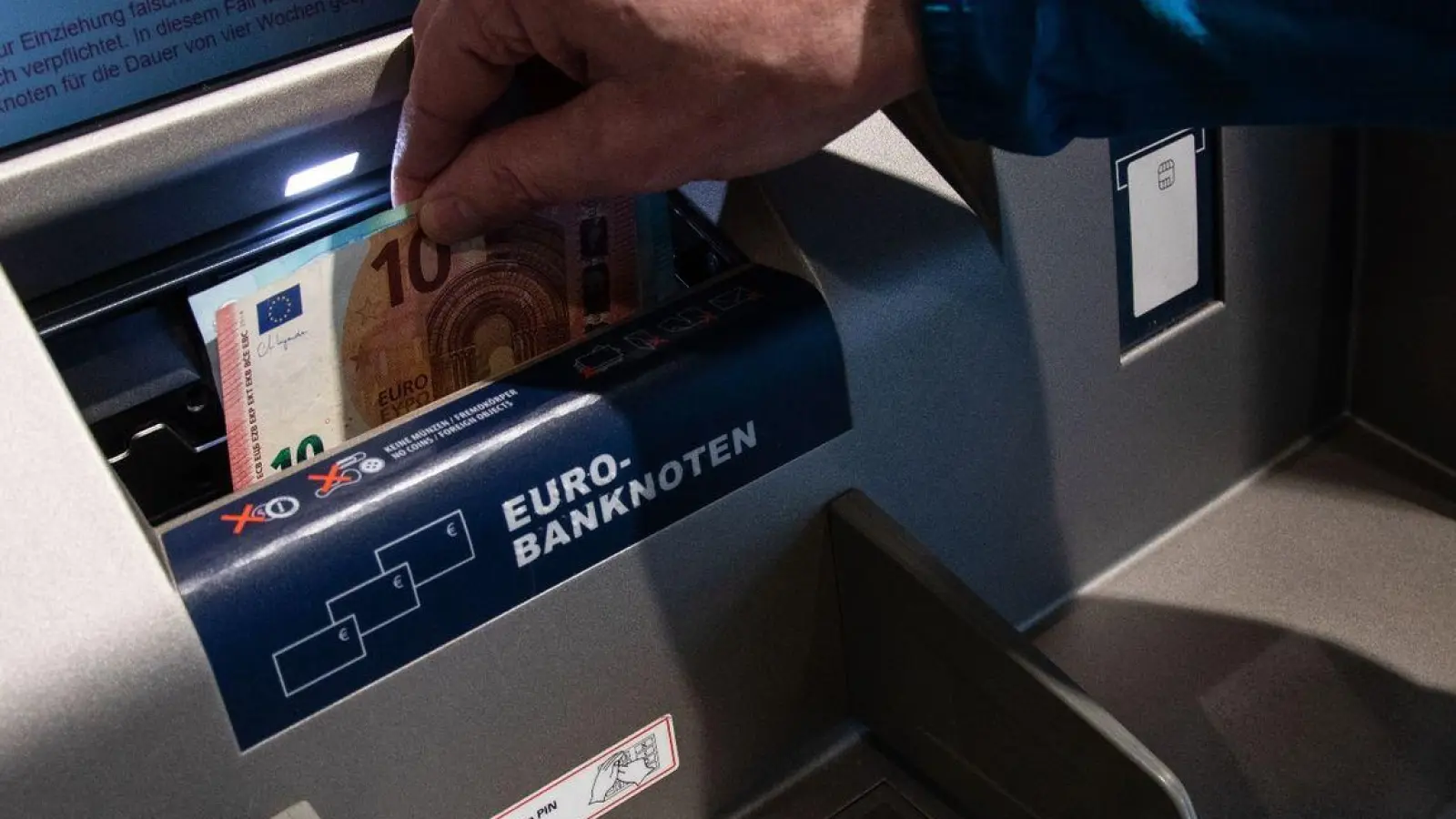 Die Bargeldauszahlung ist für Bankkundinnen und - Kunden oft auch an der Supermarktkasse möglich - unter bestimmten Voraussetzungen. Für die Bargeldeinzahlung braucht es hingegen meist die Filiale. (Foto: Christin Klose/dpa-tmn/dpa)