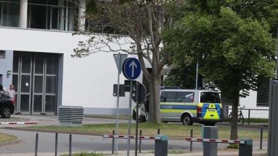 Ein Polizeifahrzeug steht vor dem Klinikum in Erfurt. (Foto: Bodo Schackow/dpa)