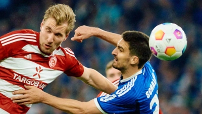 Die Düsseldorfer um Stürmer Vincent Vermeij (l) holten beim FC Schalke nur einen Punkt. (Foto: Bernd Thissen/dpa)