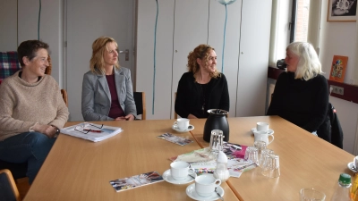 Christa Bacherle, Iris Reichel und Stefanie Schell (von links) freuen sich über Ulla Knipping als neue Kollegin. Sie ist für Burghaslach zuständig und war vorher in Frankfurt in einer Flüchtlingsunterkunft tätig. (Foto: Ute Niephaus)