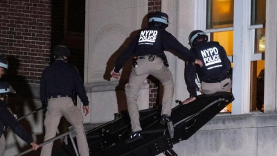 Polizisten dringen in das obere Stockwerk der Hamilton Hall auf dem Campus der Columbia University in New York ein. (Foto: Craig Ruttle/AP/dpa)