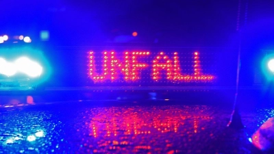 „Unfall“ in LED-Leuchtbuchstaben steht zwischen zwei Blaulichtern auf dem Dach eines Polizeiwagens. (Foto: Stefan Puchner/dpa/Symbolbild)
