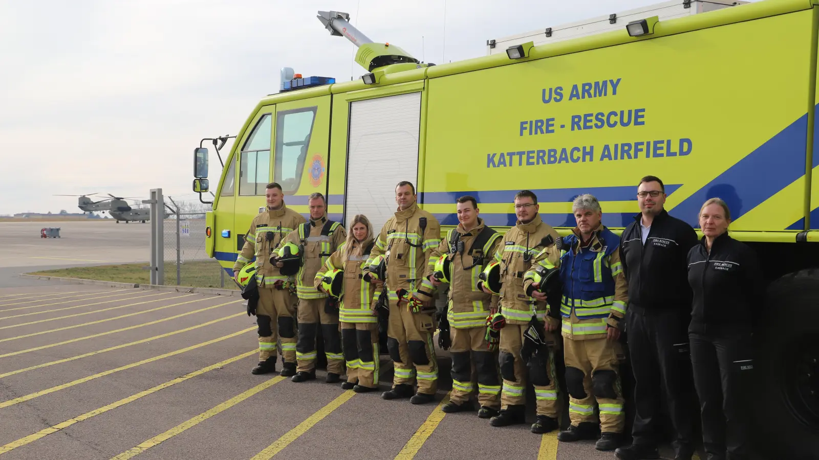 Aktive der US-Feuerwehr Ansbach präsentierten sich gestern vor dem Flugplatzgelände der amerikanischen Streitkräfte im Ortsteil Katterbach. Mit dabei war ein großes Flugfeld-Löschfahrzeug. (Foto: Oliver Herbst)
