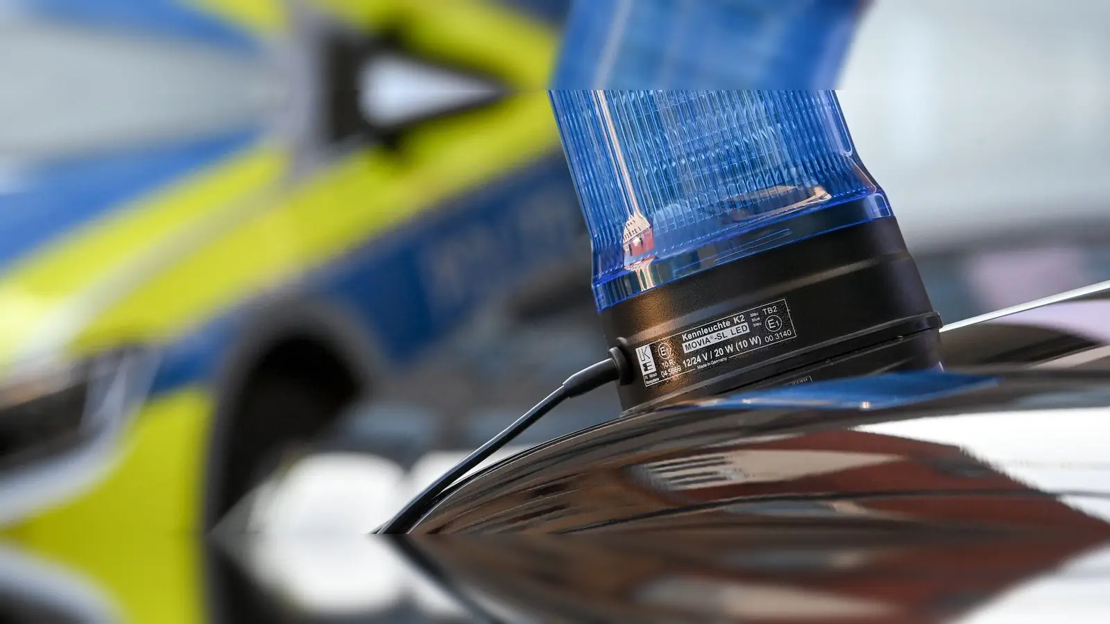 Ein Blaulicht ist auf dem Dach eines Einsatzfahrzeuges der Polizei zu sehen. (Foto: Hendrik Schmidt/dpa-Zentralbild/dpa/Symbolbild)