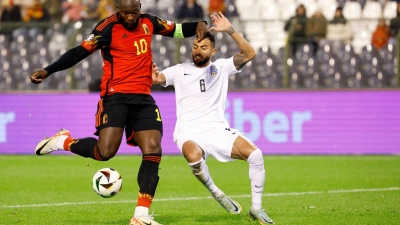 Belgiens Romelu Lukaku (l) erzielt seinen vierten Treffer zum 4:0. (Foto: Geert Vanden Wijngaert/AP)
