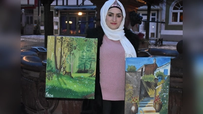 Die aus Syrien stammende Rouzana Alahmar liebt es, mit Acryl und Öl zu malen Noch in diesem Jahr wird sie einige ihrer Arbeiten in der Galerie in der Sparkasse ausstellen. Darauf freut sie sich. (Foto: Ute Niephaus)