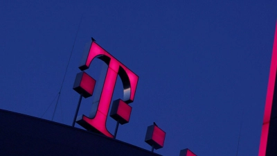 Das Logo der Deutschen Telekom leuchtet auf dem Dach der Unternehmenszentrale. (Foto: Oliver Berg/dpa)