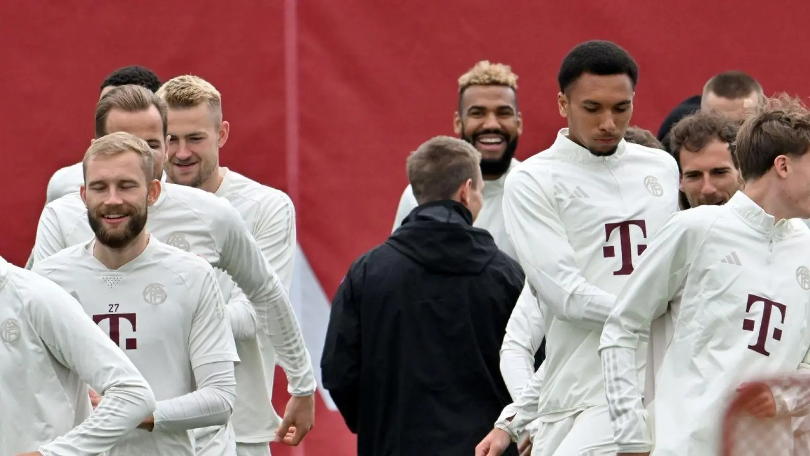 Die Spieler des FC Bayern München beim Abschlusstraining. (Foto: Peter Kneffel/dpa)