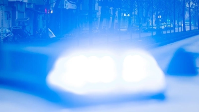 Ein Blaulicht leuchtet auf dem Dach eines Streifenwagens der Polizei. (Foto: Christoph Soeder/dpa/Symbolbild)