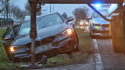 Der Wagen eines 68-Jährigen landete in Folge eines Unfalls bei Elpersdorf (Stadt Ansbach) im Graben und musste abgeschleppt werden. (Foto: Tizian Gerbing)
