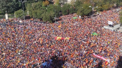 Zehntausende Menschen protestieren in Madrid gegen die geplante Amnestie für katalanische Separatisten und andere Zugeständnisse. (Foto: Alicia Leon/AP/dpa)