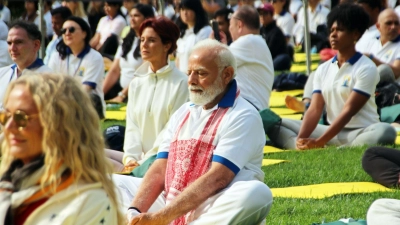 Indiens Premier Narendra Modi nimmt in New York an einem Yoga-Kurs teil. (Foto: Christina Horsten/dpa)