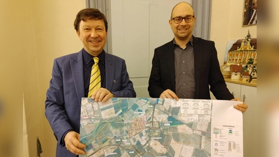 Bürgermeister Jürgen Heckel (links) und Christoph Eichler vom Staatlichen Bauamt Ansbach präsentieren die Routenführung der geplanten Umgehung der Bundesstraße 470 um Lenkersheim. (Foto: Katrin Merklein)