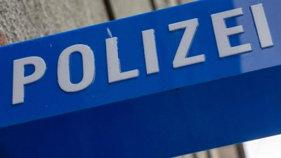 Die Polizei bittet Anwohner nach einer Randale in der Altstadt von Dinkelsbühl, sich bei eventuellen Schäden zu melden. (Symbolbild: Peter Kneffel/dpa)