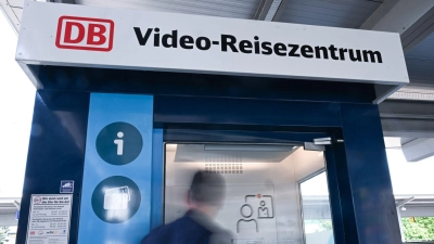 Eine Person geht in ein Video Reisezentrum an einem Regionalbahnhof (gestellte Szene). (Foto: Bernd Weißbrod/dpa)