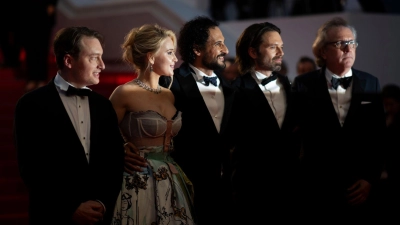 Gabriel Sherman (l-r), Maria Bakalova, Regisseur Ali Abbasi, Sebastian Stan und Martin Donovan nach der Premiere des Films „The Apprentice“ in Cannes. (Foto: Scott A Garfitt/Invision/AP/dpa)