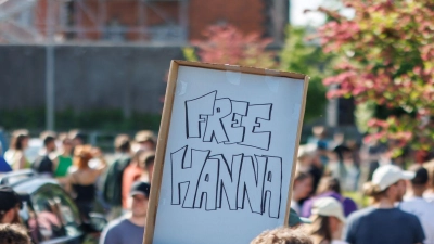 „Free Hanna” steht auf einem Schild einer Teilnehmerin einer Solidaritätskundgebung vor der Justizvollzugsanstalt für eine festgenommene mutmaßliche Linksextremistin. (Foto: Daniel Karmann/dpa)