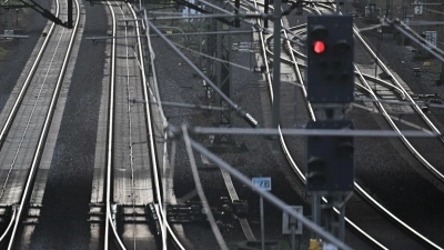 Kabeldiebe haben den Zugverkehr in Teilen des Ruhrgebiets und im Norden Nordrhein-Westfalens über Stunden lahmgelegt. (Foto: Federico Gambarini/dpa)