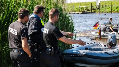 Einsatzkräfte der Polizei fahren bei der Suche nach dem vermissten Arian mit Spürhunden auf Schlauchbooten über die Oste. (Foto: Sina Schuldt/dpa)