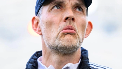 Münchens Trainer Thomas Tuchel steht vor dem Spiel im Stadion. (Foto: Tom Weller/dpa)