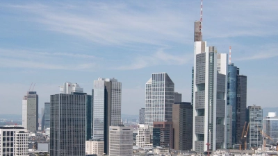Die Bankenskyline von Frankfurt: In Deutschland gibt es erstmals weniger als 20.000 Bankfilialen. (Foto: Boris Roessler/dpa)