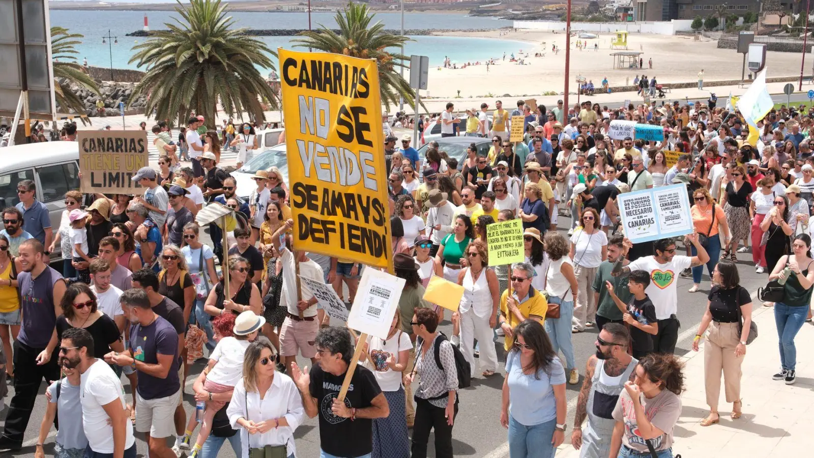 Demonstration gegen das Massentourismusmodell auf Fuerteventura. (Foto: Europa Press Canarias/EUROPA PRESS/dpa)
