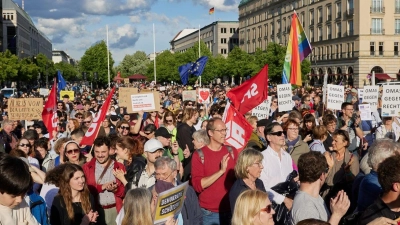 Nach dem Angriff auf den SPD-Europaabgeordneten Ecke findet vor dem Brandenburger Tor eine Solidaritätskundgebung statt. (Foto: Joerg Carstensen/dpa)