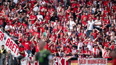 Fans des FC Bayern München feuern die Spielerinnen an. (Foto: Fabian Strauch/dpa)