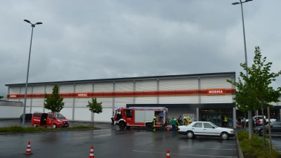 Feuerwehreinsatz in der Markt Bibarter Norma-Filiale: Mehrere Fahrzeuge steuerten den Supermarkt an. Grund für die Alarmierung war der Brand eines Elektro-Ofens. (Foto: Martina Hinkelmann)