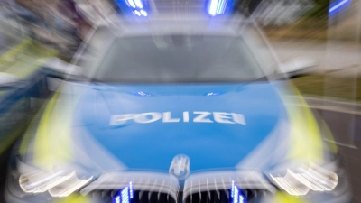 Polizei und Verkehrsüberwachung kommen in Ansbach mit der strafrechtlichen Erfassung und Verfolgung von Rasern nicht mehr hinterher. Das sagt die OLA und fordert nun städtische Blitzer. (Symbolbild: Daniel Karmann/dpa)