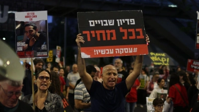 Angehörige von Geiseln und deren Unterstützer protestieren vor dem Verteidigungsministerium und fordern die Regierung auf, ein Waffenstillstandsabkommen mit der Hamas zu unterzeichnen. (Foto: Ilia Yefimovich/dpa)