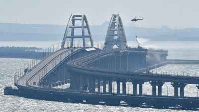 Die Krimbrücke wurde während des Ukraine-Krieges immer wieder ein Ziel von Angriffen, wie hier im Oktober 2022. (Foto: Uncredited/AP/dpa/Archiv)
