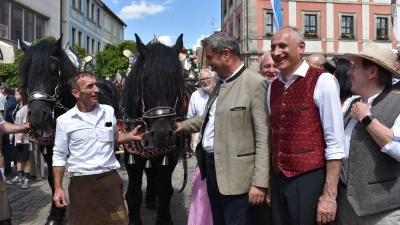 Erst einen Tag vor Kirchweih-Start wurde bekanntgegeben: Ministerpräsident Markus Söder kommt. Und tatsächlich begleitet Söder dann am Samstag sogar den Festzug und schaut sich bei seinem mehrstündigen Besuch vieles an, auch ein Pferdegespann. (Foto: Ute Niephaus)