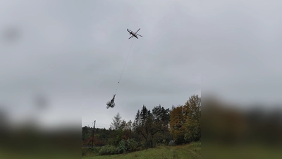 Die gefällten Bäume wurden mit einem Hubschrauber bei Burgbernheim abtransportiert. (Foto: Katrin Merklein)