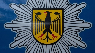 Das Logo der Bundespolizei an einem Fahrzeug der Bundespolizei. (Foto: Paul Zinken/dpa-Zentralbild/dpa/Symbolbild)