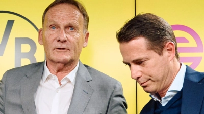 Lars Ricken (r) hat am 1. Mai die Nachfolge von Hans-Joachim Watzke als BVB-Sportchef angetreten. (Foto: Bernd Thissen/dpa)