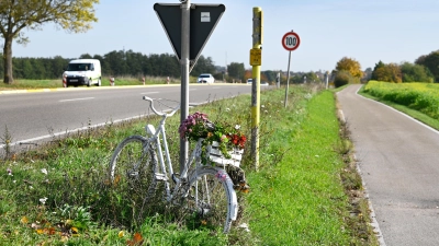 Auf der vierspurigen B14 ist Tempo 100 erlaubt. An der Stelle, an der eine Radfahrerin getötet wurde, stand wenig später ein weiß gestrichenes Rad als Mahnmal. (Archivfoto: Jim Albright)