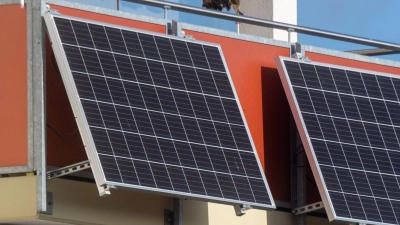 Sonnenkollektoren sind an einem Balkon installiert. (Foto: Stefan Sauer/dpa)