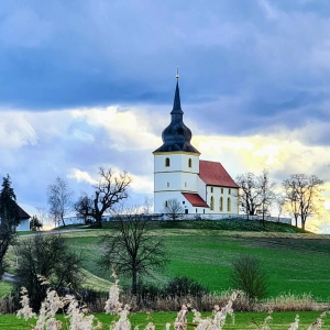 Kirche am Sonntag - gesehen bei Kaubenheim (Foto: Uschi Wendel)