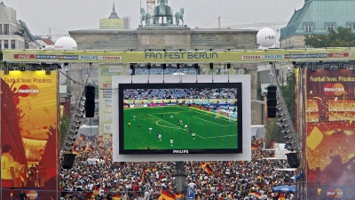 Tausende Zuschauer verfolgen 2006 auf der Fanmeile am Brandenburger Tor in Berlin das WM-Fußballspiel zwischen Deutschland und Argentinien. (Foto: Marcel Mettelsiefen/dpa)